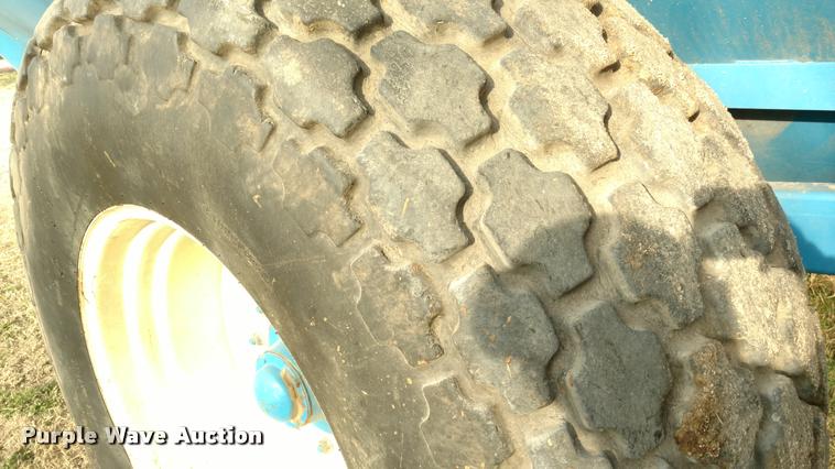 image for item DI9792 Kinze 800 grain cart