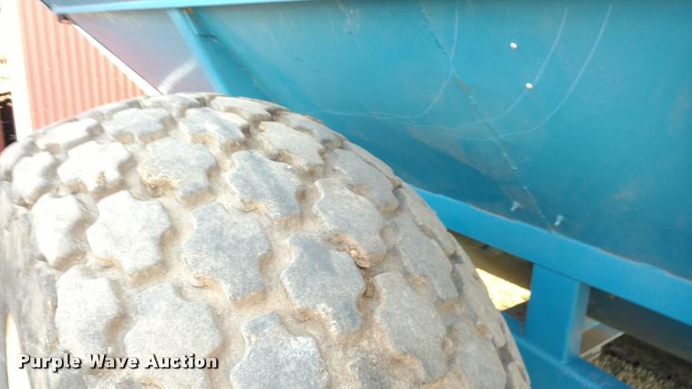 image for item DI9792 Kinze 800 grain cart