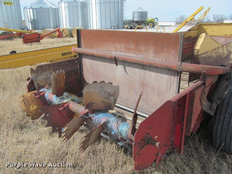image for item DT9525 New Holland 680 manure spreader