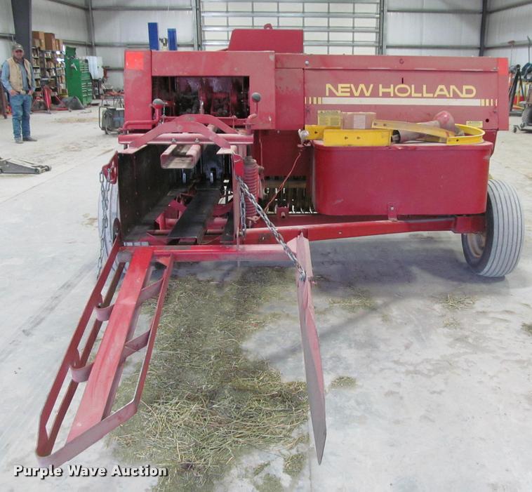 image for item DT9526 1989 New Holland 570 square baler