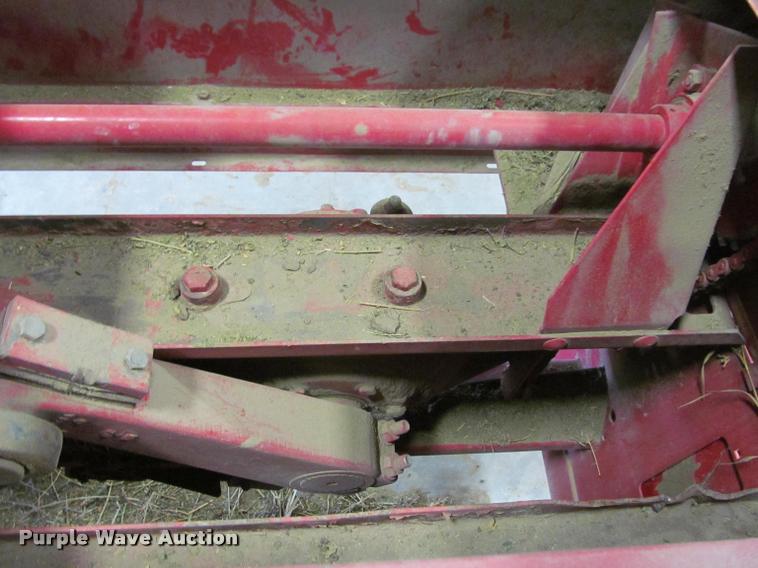 image for item DT9526 1989 New Holland 570 square baler