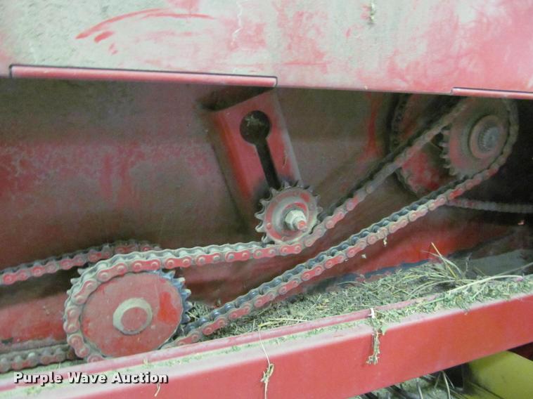 image for item DT9526 1989 New Holland 570 square baler