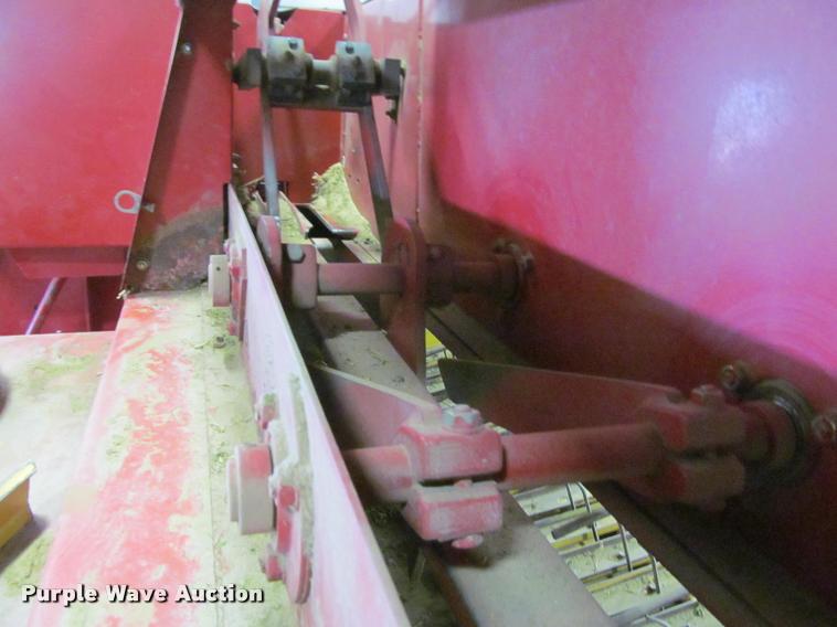 image for item DT9526 1989 New Holland 570 square baler