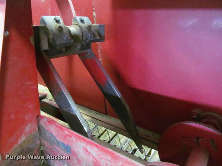 image for item DT9526 1989 New Holland 570 square baler