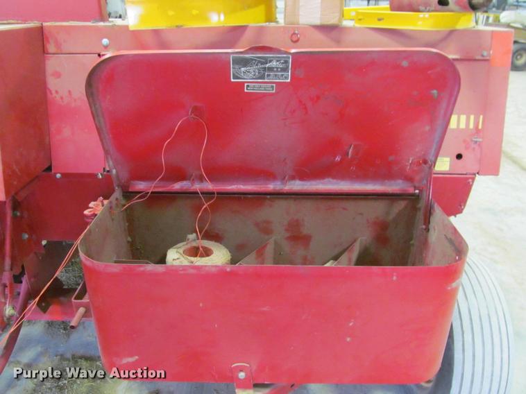 image for item DT9526 1989 New Holland 570 square baler