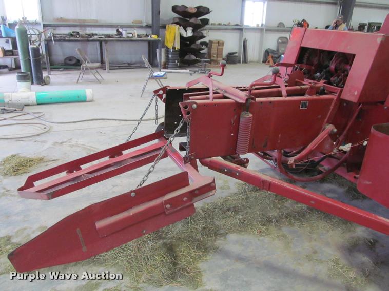 image for item DT9526 1989 New Holland 570 square baler
