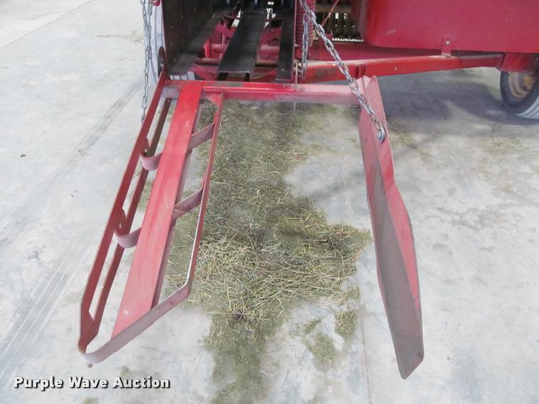 image for item DT9526 1989 New Holland 570 square baler