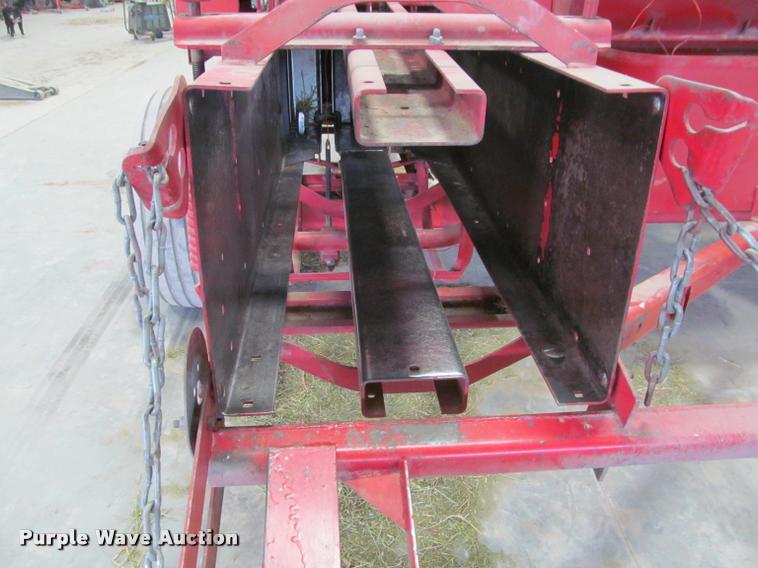 image for item DT9526 1989 New Holland 570 square baler