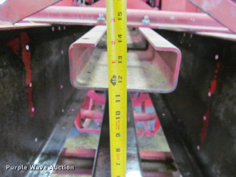 image for item DT9526 1989 New Holland 570 square baler