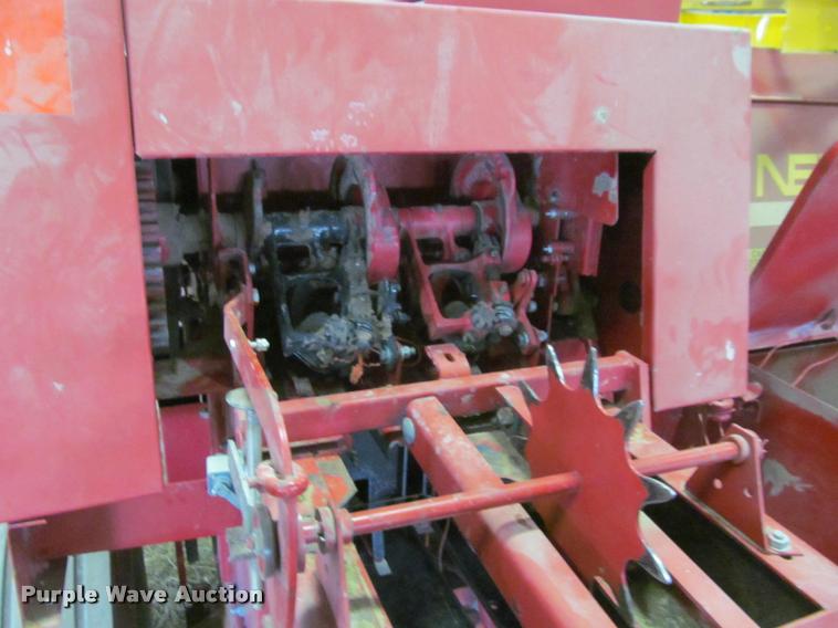 image for item DT9526 1989 New Holland 570 square baler