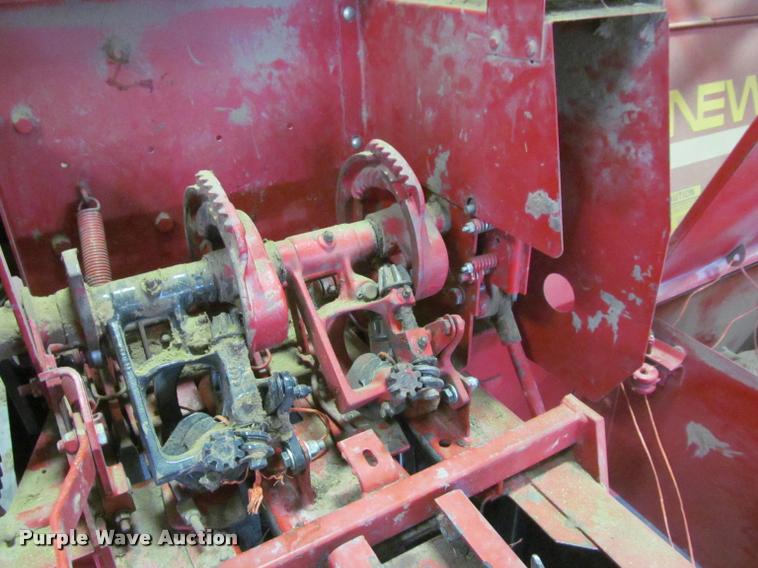 image for item DT9526 1989 New Holland 570 square baler