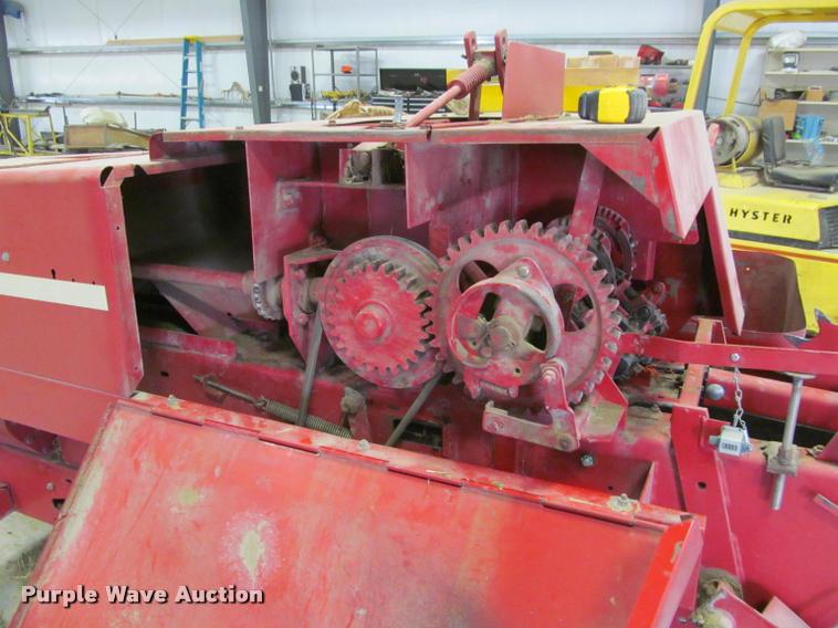 image for item DT9526 1989 New Holland 570 square baler