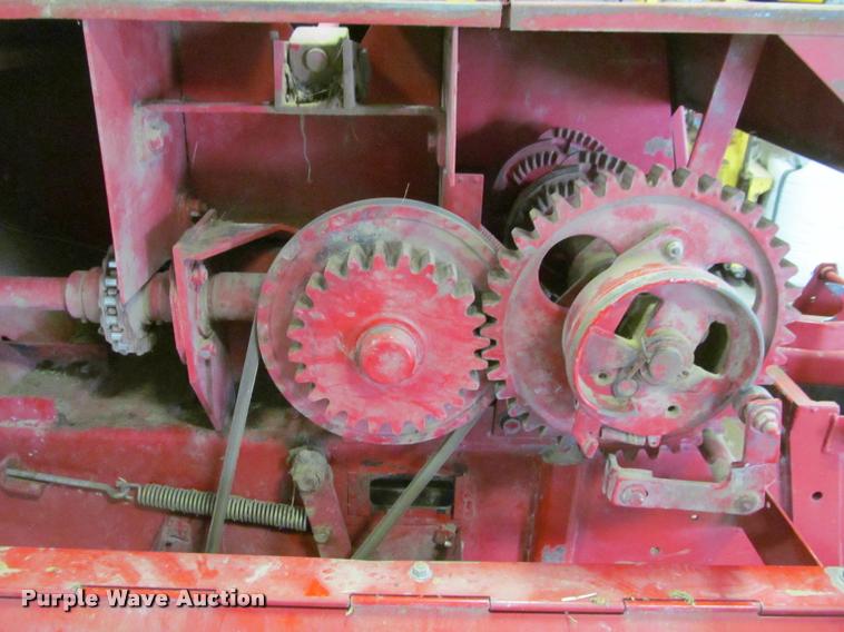 image for item DT9526 1989 New Holland 570 square baler