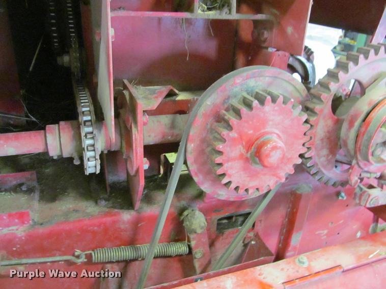 image for item DT9526 1989 New Holland 570 square baler