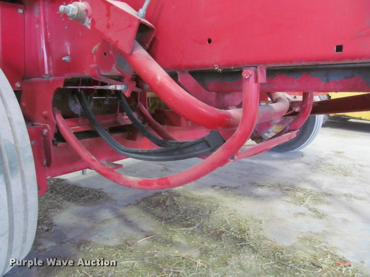 image for item DT9526 1989 New Holland 570 square baler