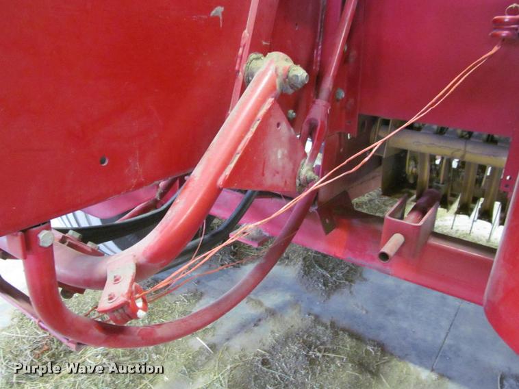 image for item DT9526 1989 New Holland 570 square baler