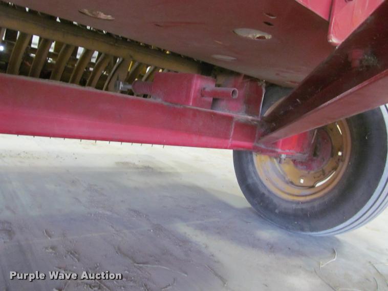 image for item DT9526 1989 New Holland 570 square baler