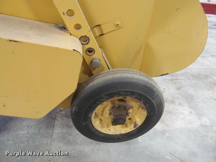 image for item DT9526 1989 New Holland 570 square baler