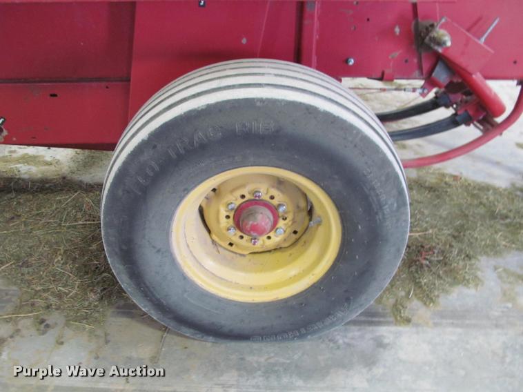 image for item DT9526 1989 New Holland 570 square baler