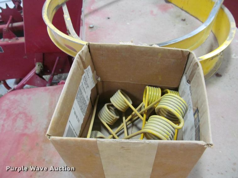 image for item DT9526 1989 New Holland 570 square baler