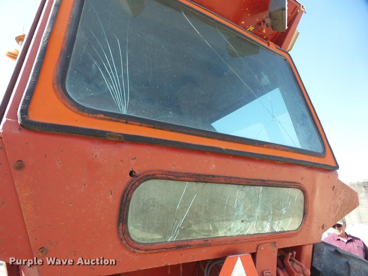 image for item K6487 International Farmall 1256 tractor