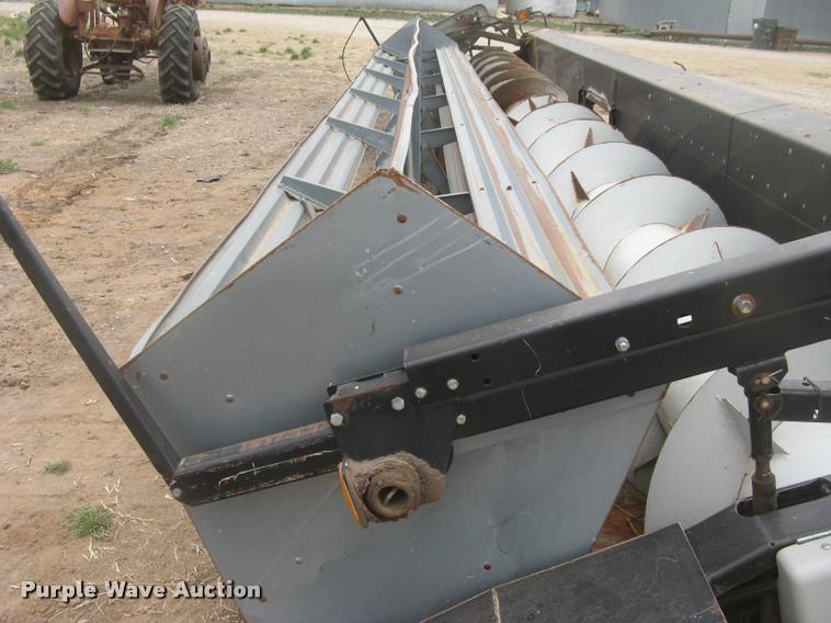 image for item L3990 2001 Gleaner 700 series rigid head