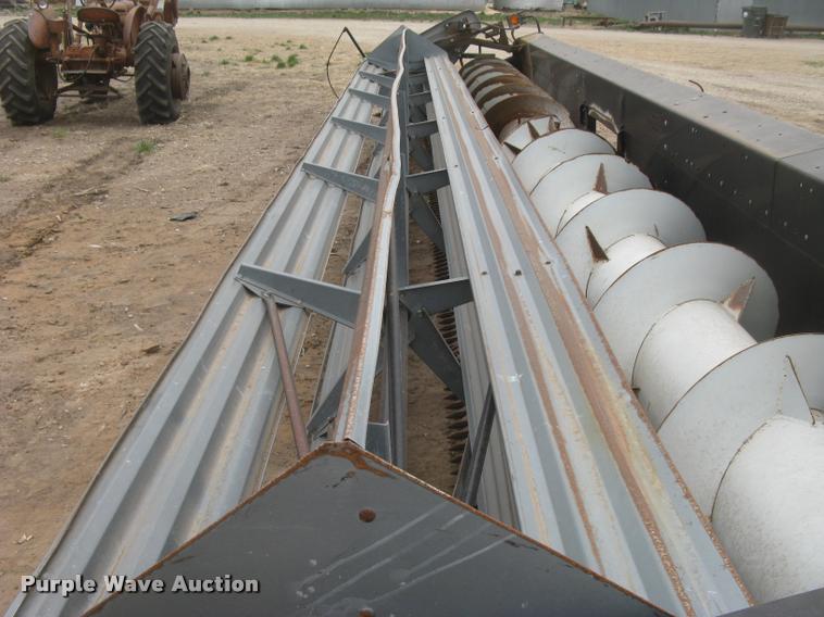 image for item L3990 2001 Gleaner 700 series rigid head