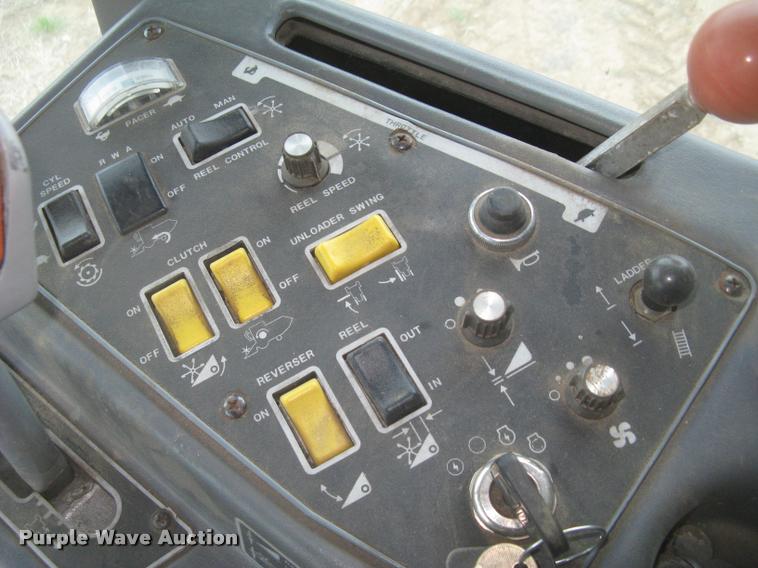 image for item L3993 1995 Gleaner R72 combine