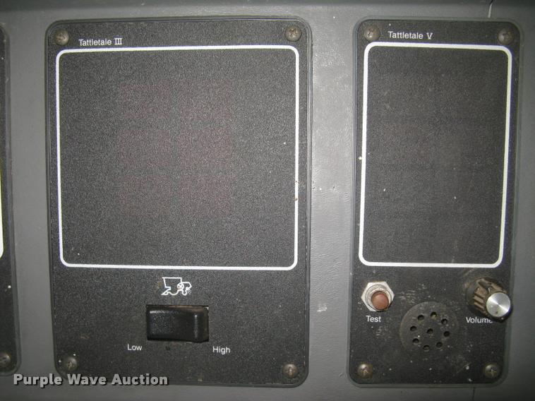 image for item L3993 1995 Gleaner R72 combine