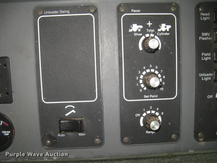 image for item L3993 1995 Gleaner R72 combine