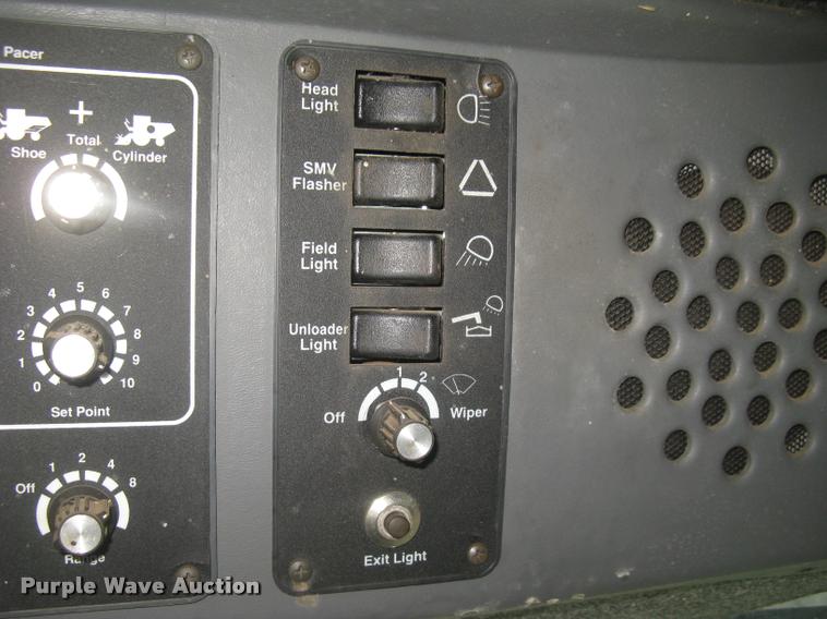 image for item L3993 1995 Gleaner R72 combine