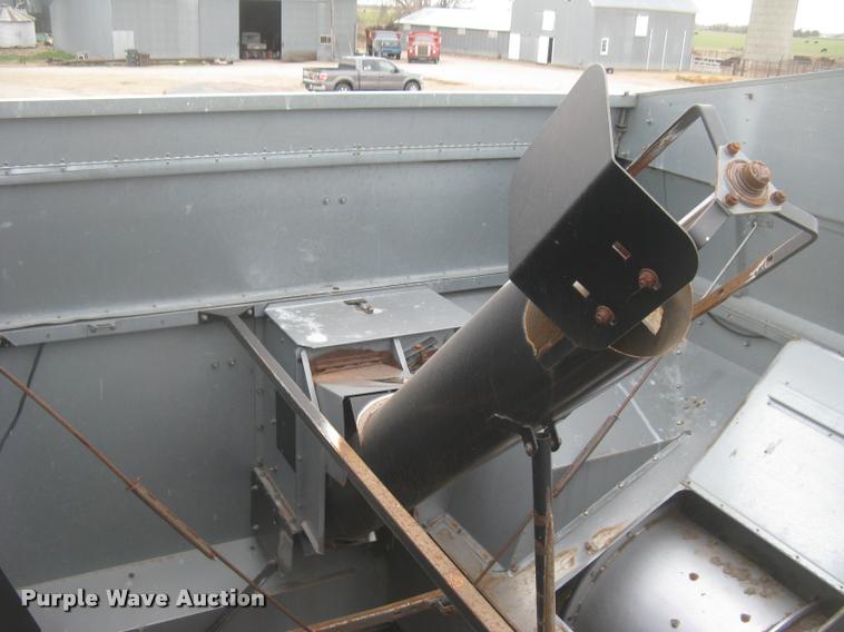 image for item L3993 1995 Gleaner R72 combine