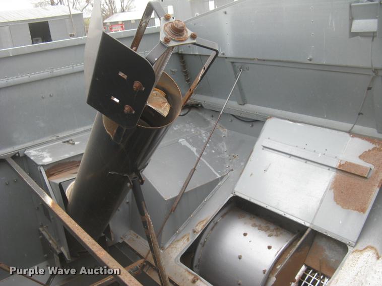 image for item L3993 1995 Gleaner R72 combine