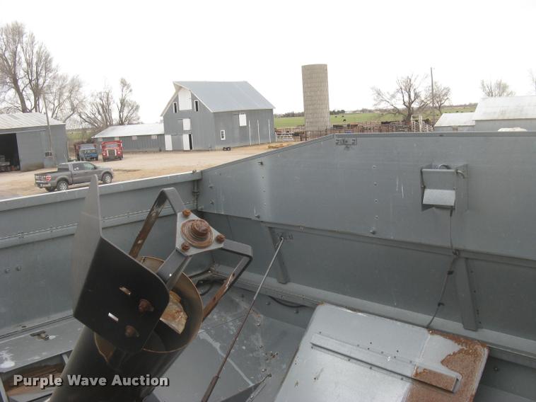 image for item L3993 1995 Gleaner R72 combine