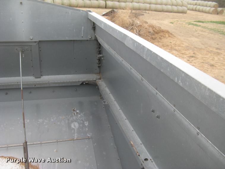 image for item L3993 1995 Gleaner R72 combine