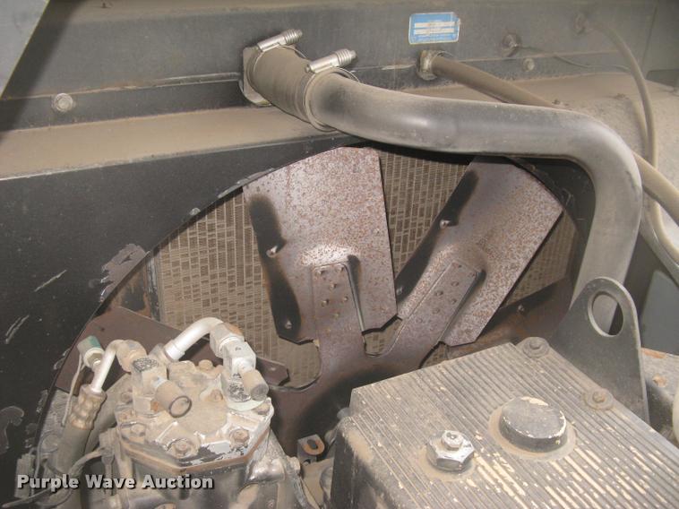 image for item L3993 1995 Gleaner R72 combine