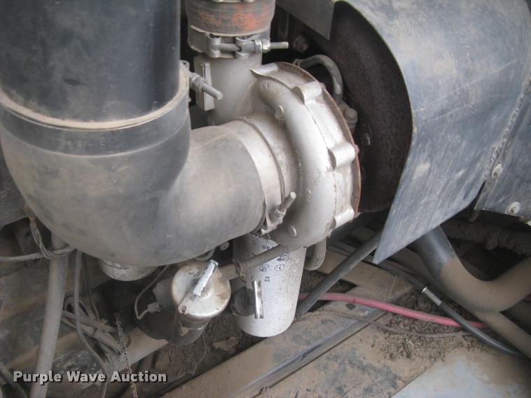 image for item L3993 1995 Gleaner R72 combine