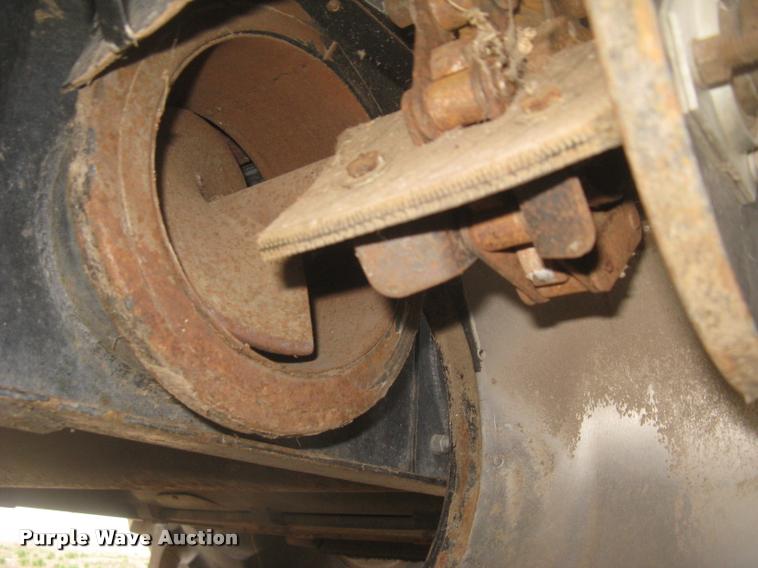 image for item L3993 1995 Gleaner R72 combine