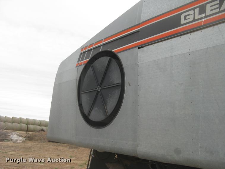 image for item L3993 1995 Gleaner R72 combine