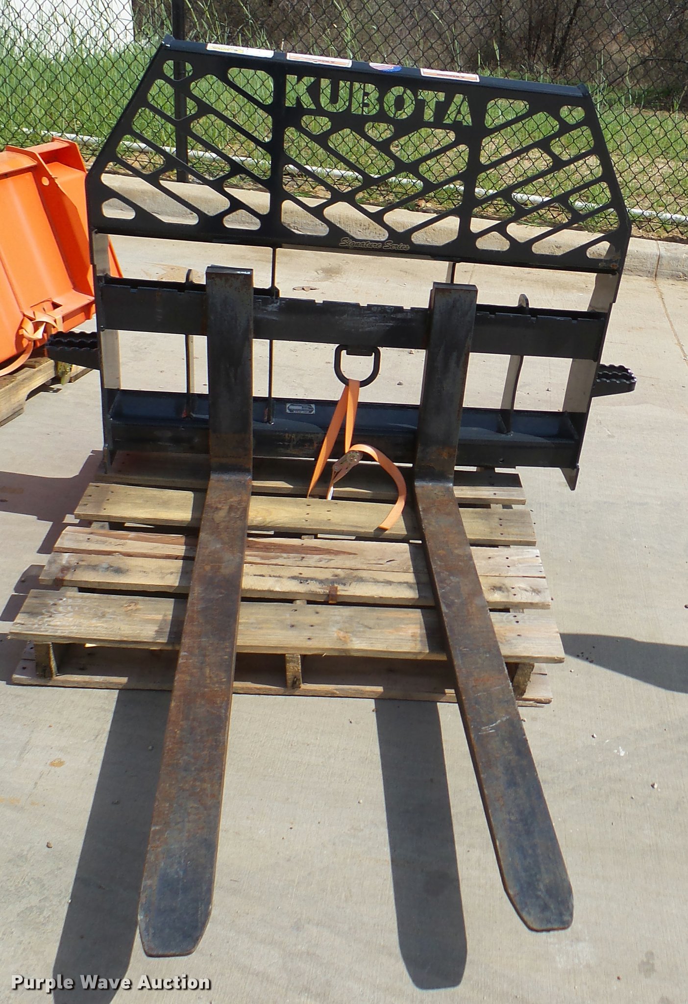 Kubota S6621 pallet forks in Grapevine, TX Item DG9639 sold Purple Wave