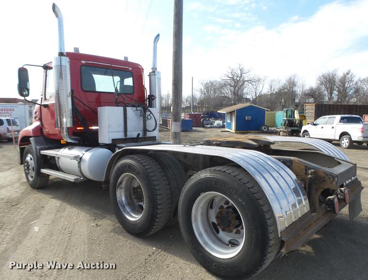 image for item DA0613 2005 Mack CXN 613 Vision semi truck