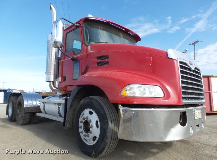 image for item DA0613 2005 Mack CXN 613 Vision semi truck