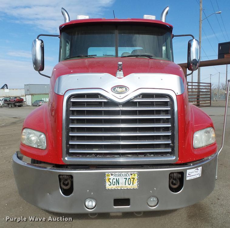image for item DA0613 2005 Mack CXN 613 Vision semi truck