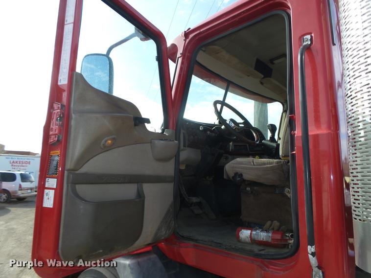 image for item DA0613 2005 Mack CXN 613 Vision semi truck