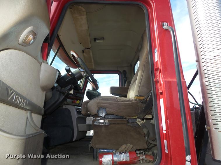 image for item DA0613 2005 Mack CXN 613 Vision semi truck