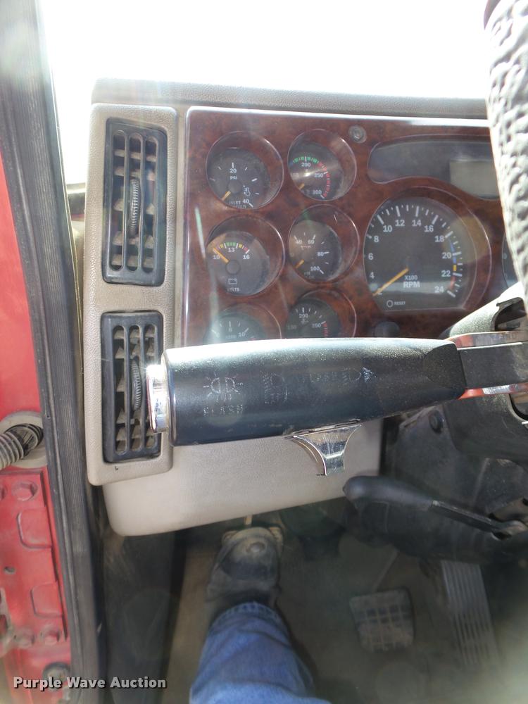 image for item DA0613 2005 Mack CXN 613 Vision semi truck