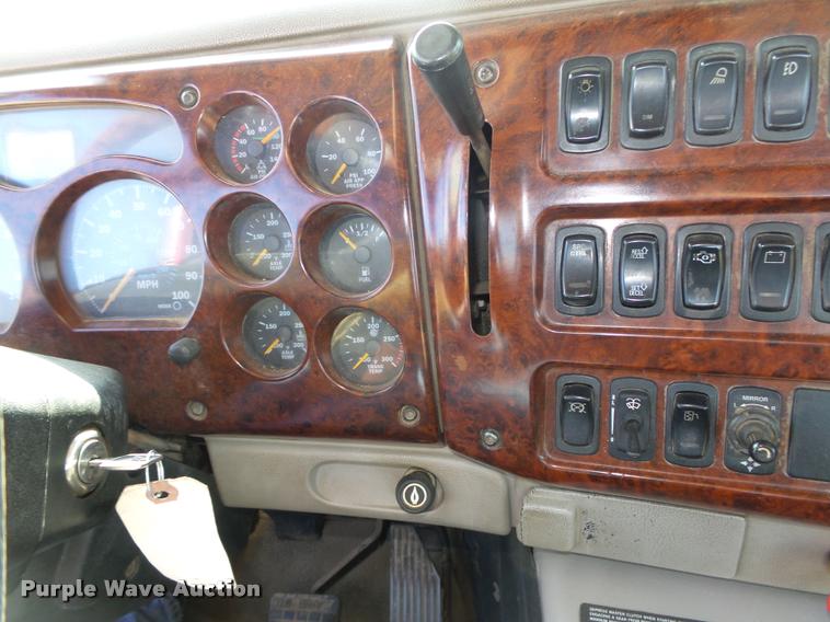 image for item DA0613 2005 Mack CXN 613 Vision semi truck