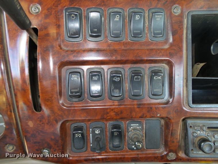 image for item DA0613 2005 Mack CXN 613 Vision semi truck