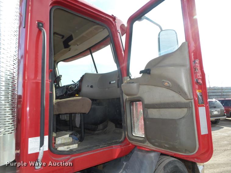 image for item DA0613 2005 Mack CXN 613 Vision semi truck