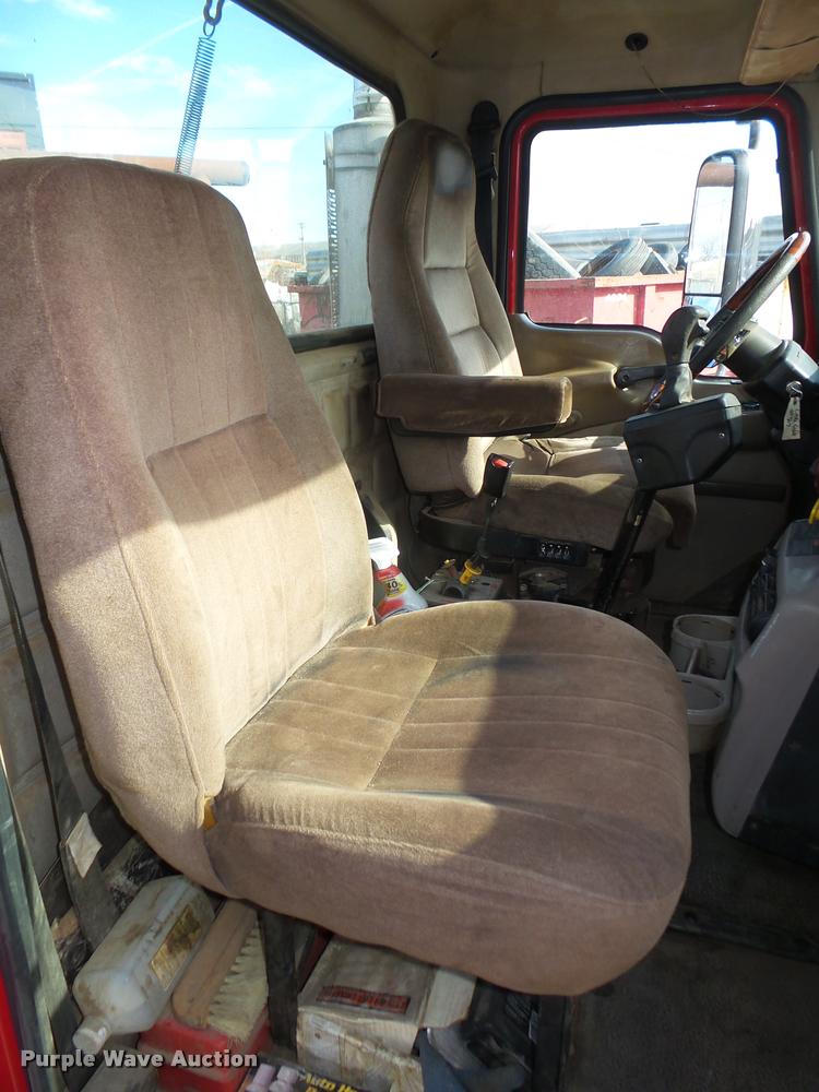 image for item DA0613 2005 Mack CXN 613 Vision semi truck